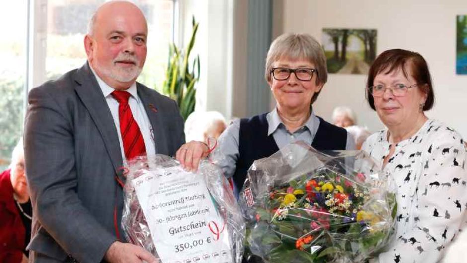 Feiern das 50-jährige Bestehen des Awo-Treffs zusammen mit Gästen: Awo-Kreisvorsitzender Harburg Arend Wiese (von links), die Hamburger Awo-Landesvorsitzende Jutta Blankau und Treff-Leiterin Gabriela Buchholtz. | Foto: ein