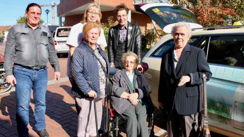 Per Taxi zum Seniorenkreis ins frisch renovierte Gemeindehaus: Stephan Kreidelmeyer (hintere Reihe, von links, Taxifahrer von Taxiruf-Tille), Christiane Hochfeld (Leiterin des Seniorenkreises) und Pastor Florian Schneider. Vordere Reihe: Elisabeth Beier (von links), Gerda Böhnke und Ella Mattheis. | Foto: ein