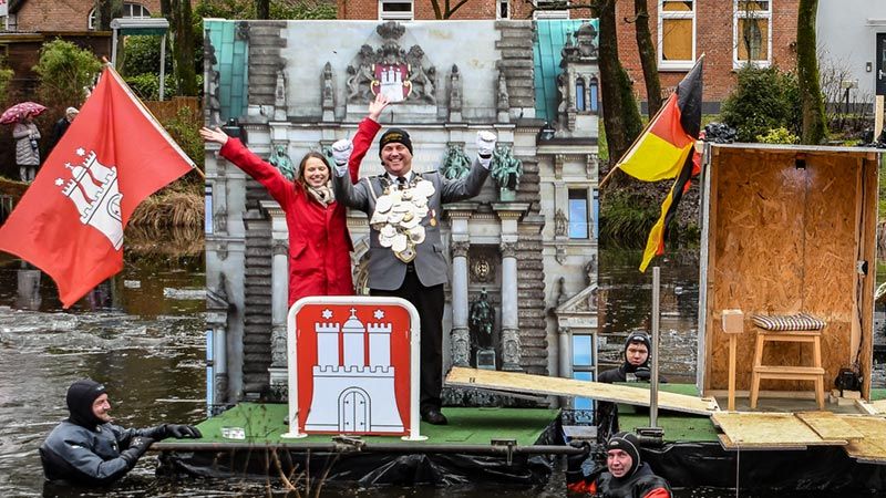 Teichwette gelungen. Marmstorfs Schützenkönig Torsten Czerner und Sozialsenatorin Dr. Melanie Leonhard aus Marmstorf trafen sich mit ihren Flößen trockenen Fußes in der Mitte des Feuerteichs bei der 19. Marmstorfer Teichwette. | Foto: Niels Kreller