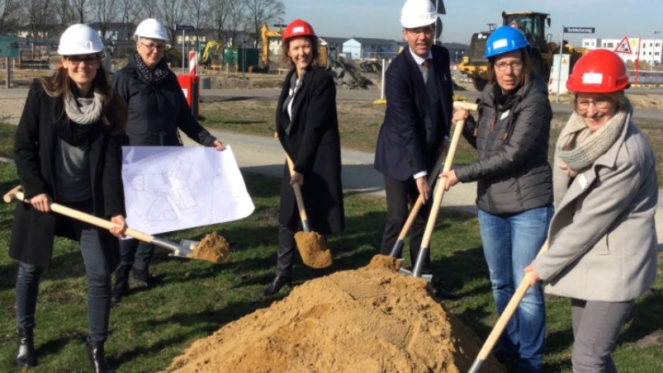 Die Kita Vogelkamp soll 2020 eröffnet werden: Karen Pein, Geschäftsführerin IBA Hamburg GmbH (von links) Regina Mersmann, Planungsgruppe Wörmann, Karin Bischoff, stellvertretender DRK-Vorstand, Christoph Lüttmann, Planungsgruppe Wörmann, Kita-Leiterin Maike Lendt und Katja Philipp, DRK, beim symbolischen Spatenstich. | Foto: ein