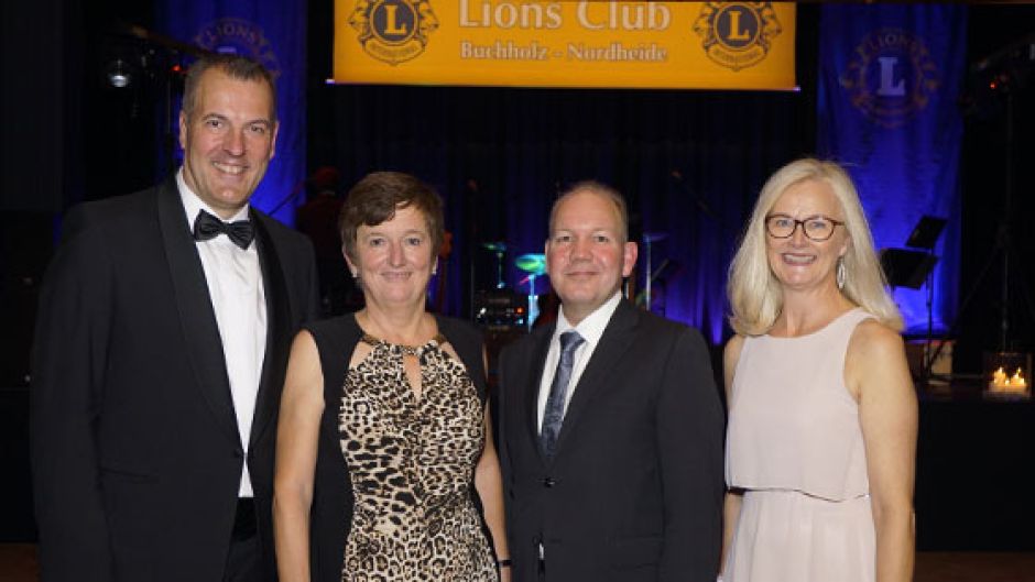 Lions-Präsident Andreas Sommer (von links), Anette Dörner, Dr. Joachim Köhne (beide LeA) sowie Jutta Sommer freuen sich über die große Summe. | Foto: Lions-Club