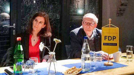 Am Donnerstagabend hatte der FDP-Bürgerschaftsabgeordnete aus Harburg Dr. Kurt Duwe die FDP-Landesvorsitzende und Bundestagsabgeordnete Katja Suding zu Gast im Speicher am kaufhauskanal. | Foto: ein