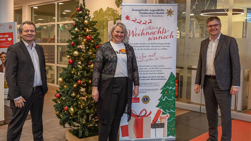 Freuen sich gemeinsam auf die „Aktion Weihnachtswunsch“: Stephan Schrader (von links), 2. Vizepräsident des Lions Club, Claudia Warnke, Einrichtungsleiterin des Friedenshorts Tostedt und Cord Köster, Regionalleiter der Sparkasse Harburg-Buxtehude. | Foto: ein