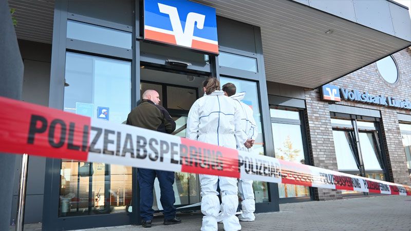 Mittlerweile ist die Spurensicherung bei der Volksbank in Ramelsloh im Einsatz. | Foto: HamburgNews