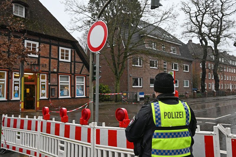 Die Heimfelder Straße wird noch bis voraussichtlich Dienstag voll gesperrt sein: Orkan Zeynep knickte eine Fichte um, die auf die Straße zu stürzen droht. | Foto: ein