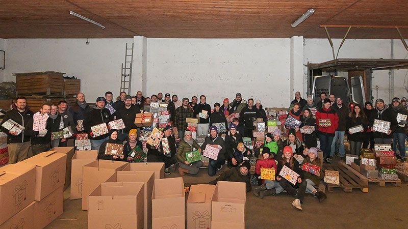 Viele fleißige Hände machen der Arbeit ein schnelles Ende: Am Mittwoch packten viele Round Tabler und ihre Familien mit an, um die mehr als 7.500 Pakete für den Weihnachtskonvoi zu packen. | Foto: Niels Kreller