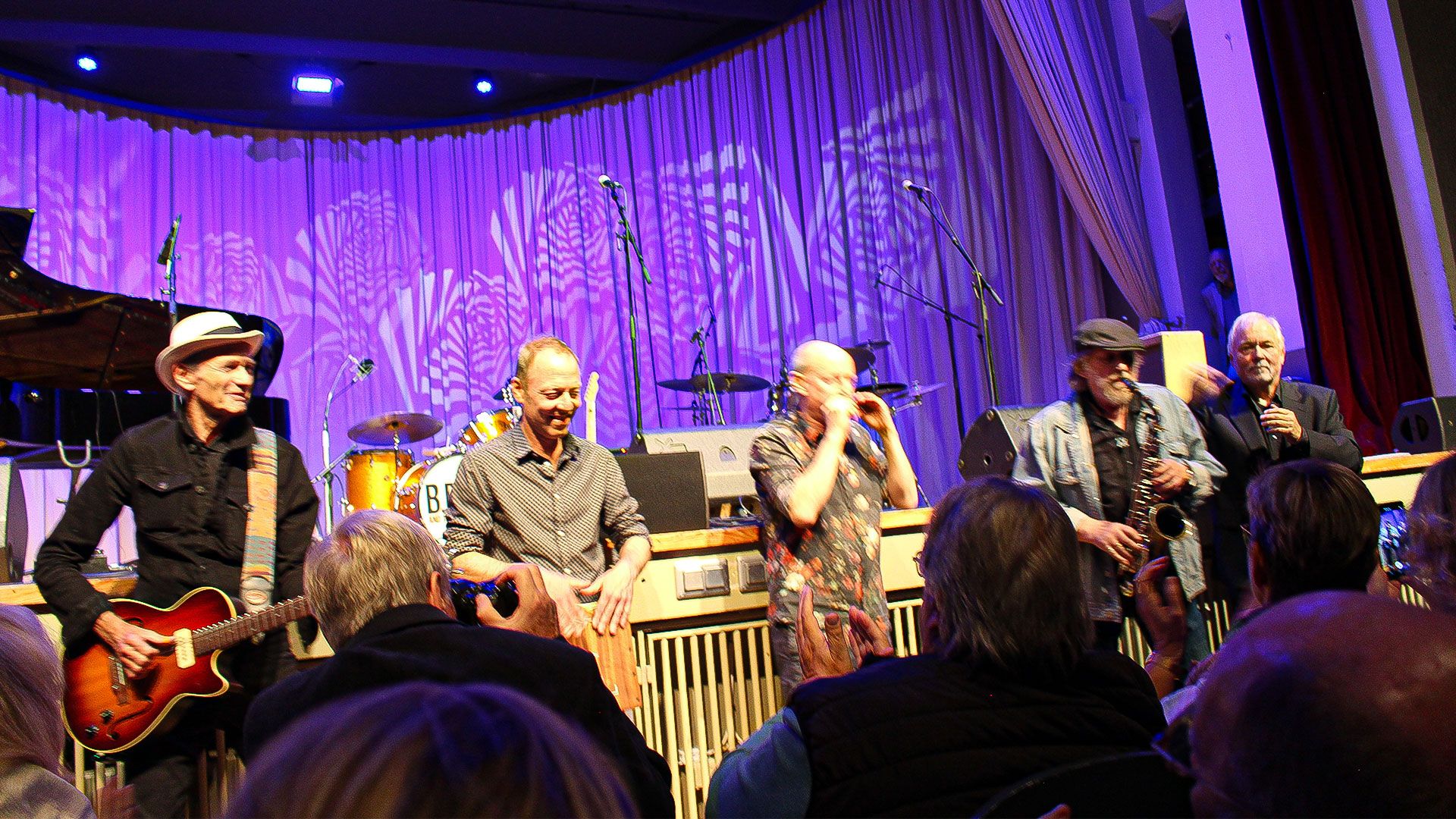 Stimmung in der Friedrich-Ebert-Halle: Ein Teil der Musiker wechselte vorübergehend von der Bühne in die Zuschauerreihen. | Foto: ein
