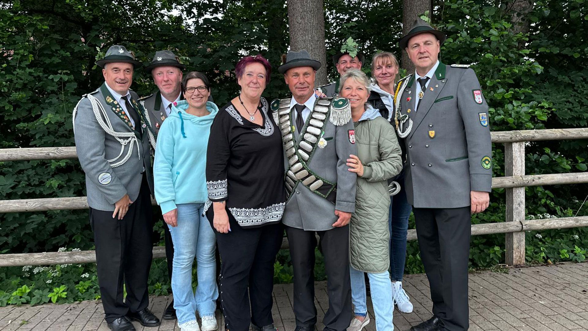 : Die neue Jesteburger Königscrew: Frank Dohnke (von links), Detlef Meyer, Andrea Meyer, Heidi König, Ralph König, Denise Langer, Manuela Contoni, Olaf Langer; hinter Denise Langer steht Jens Groth. | Foto: Jesteburger SV