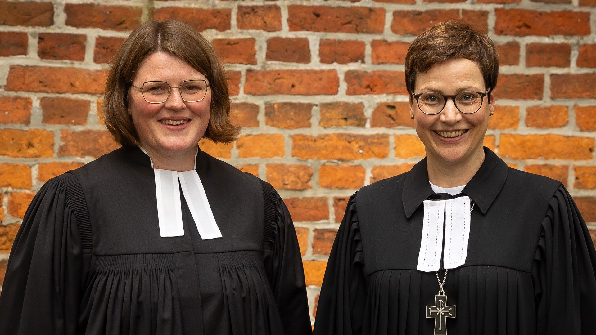 Pastorin Isabell Hoppe (links) und Regionalbischöfin Marianne Gorka. | Foto: Gilbert Studios Jesteburg