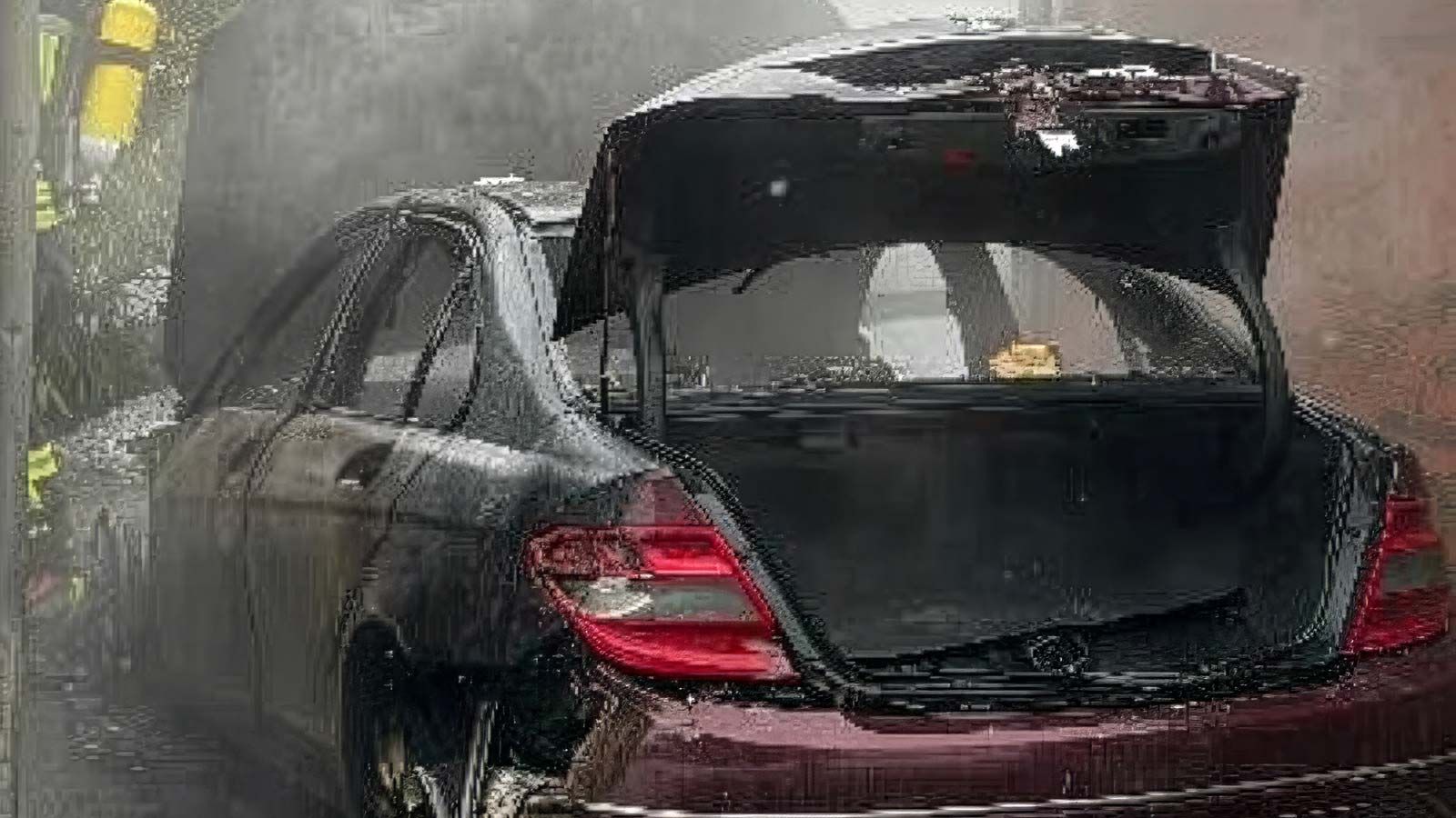 Der Mercedes brannte vollstänfig aus. Foto: ein