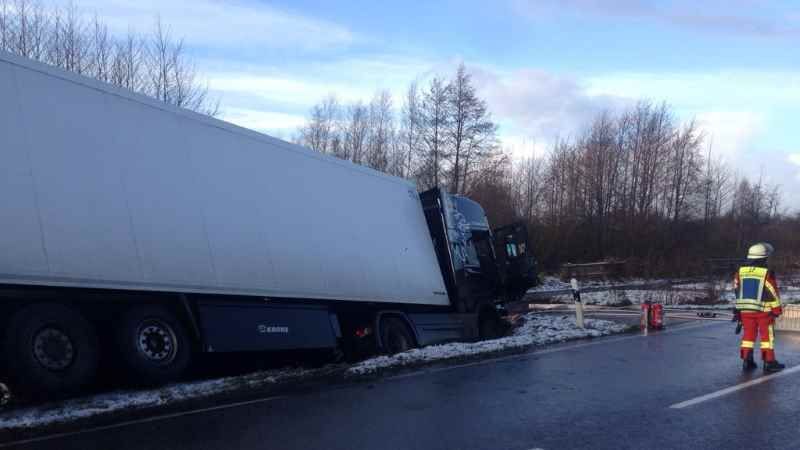 Die Feuerwehr Neu Wulmstorf leistete Hilfe bei diesem Lkw-Unfall auf der Bahnhofstraße in Neu Wulmstorf. | Foto: ein