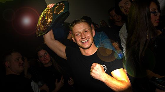 Nach der erfolgreichen Weltmeisterschaft feierte Boxer Sebastian Formella - der Hafen Basti - mit seinen Fans im Harburger Club Stellwerk. | Foto: Niels Kreller