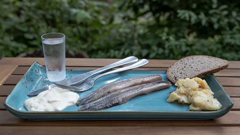 Matjes klassisch nach Hausfrauenart mit Kartoffelsalat - ein Gedicht für viele Liebhaber des „Jungfrauenhering“. | Foto: Niels Kreller