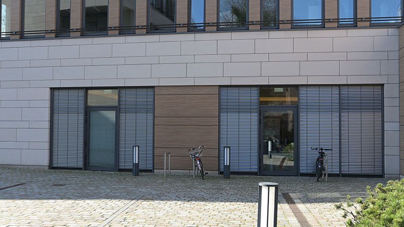 Bürgerinnen und Bürger durften sich nicht anhören, was die Bewerber für ein Harburger Bürgerhaus zu sagen hatten. Selbst die Fenster waren mit Jalousien verdunkelt. | Foto: Niels Kreller
