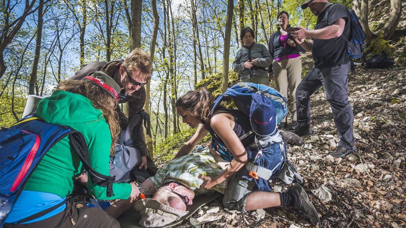 Im Ernstfall auch draußen schnell helfen: Die Johanniter bieten einen Outdoor-Erste-Hilfe-Kurs in Karoxbostel an. | Foto: Tobias Grosser