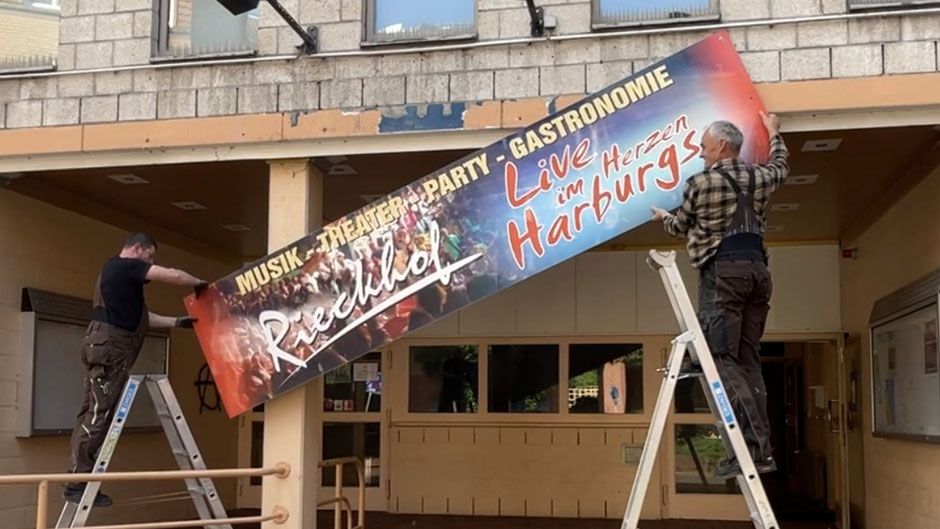 Das Ende einer Ära: Das Schild des Rieckhof Kulturzentrums wird abgebaut. | Foto: ein