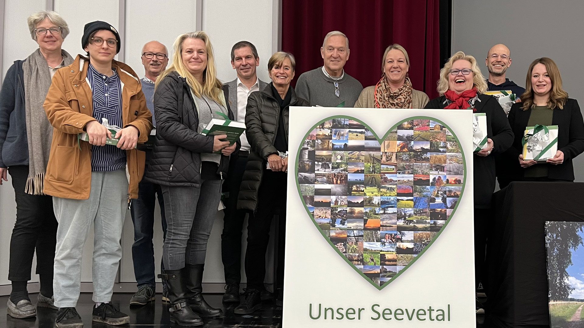 Die die zehn Gewinnerinnen und Gewinner des Bilderwettbewerbs zusammen mit Seevetals Bürgermeisterin Emily Weede (l.) auf der Bühne der Burg Seevetal. | Foto: Gemeinde Seevetal