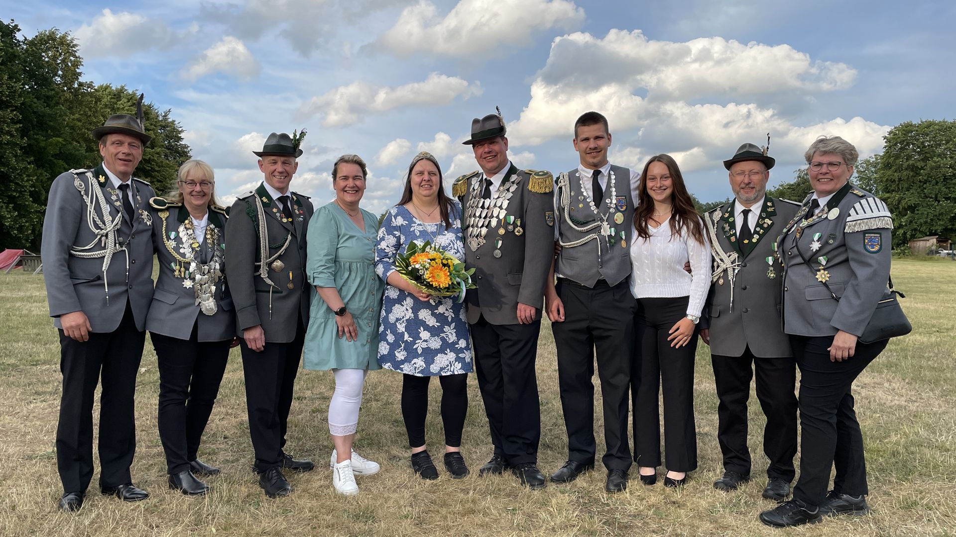 Adjutant Matthias Schwartz (von links) mit Julia Scaturro, Adjutant Wolfram Wetzel mit Nicole Wetzel, Königspaar Katja Pralow mit seiner Majestät Nils Pralow, Adjutant Gerrit Pralow mit Zoe Look und Adjutant Meinhard Fichtner mit Claudia Fichtner. | Foto: Schützenverein Schierhorn