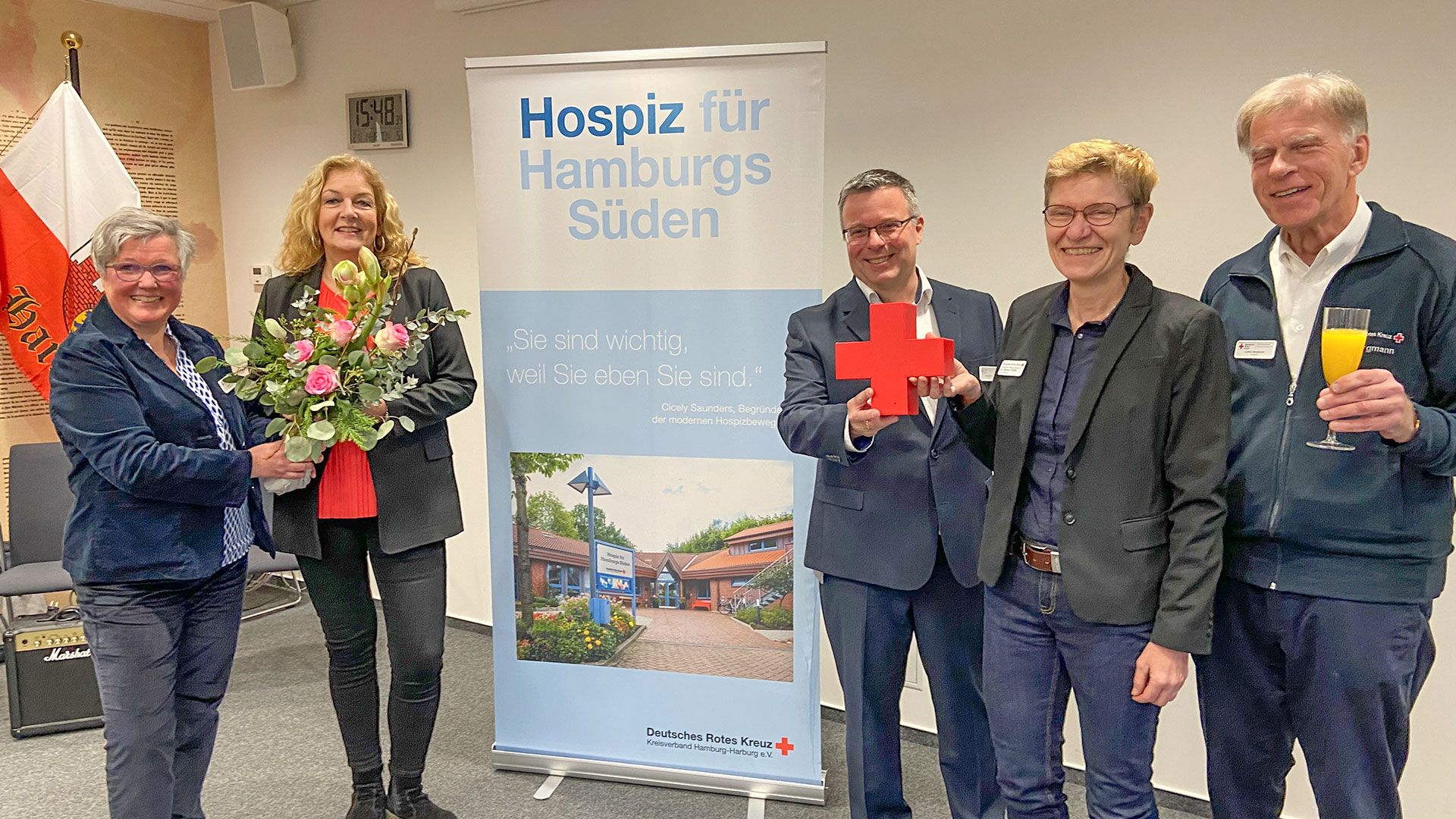 Britta True (von links, Leitung Hospiz), Bettina Tietjen (Schirmherrin und NDR-Moderatorin), Harald Halpick (Vorstand DRK Harburg), Dr. Simone Thiede (DRK-Fundraising), Lothar Bergmann (Präsident DRK Harburg). | Foto: DRK Harburg