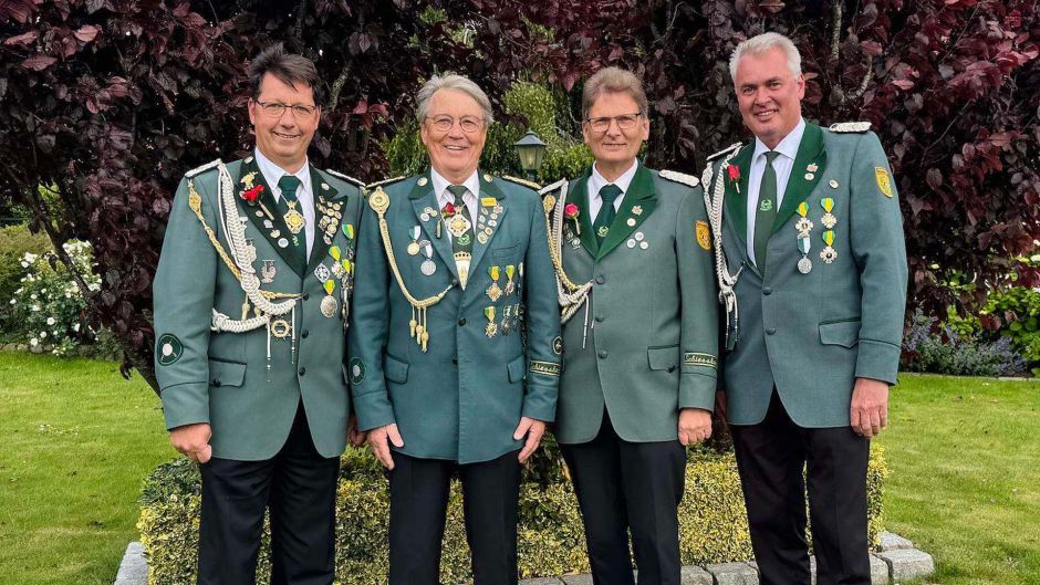 Das Vahrendorfer Königsgespann freut sich auf das kommende Schützenfest: König Jürgen Meyer (2.v.l.) mit seinen Adjus Arne Vaubel, Stefan Paschke und Stefan Fischer (v.l.). Foto. ein