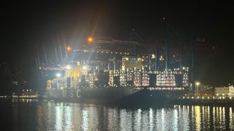 Schönes Foto-Motiv: Am Walterhofer Hafen spiegeln sich die Scheimwerfer im Wasser. Foto: Hans-Ulrich Niels