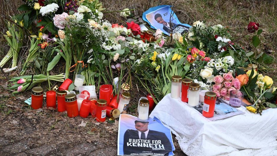 Viele Blumen erinnerten an den Ermordeten am tatort. Foto: Lenthe-Medien