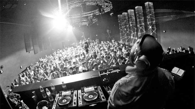 Am Donnerstag kommt der kanadische Top-DJ Deko_ze zum Afterwork nach Winsen ins SeinerZeit. | Foto: ein