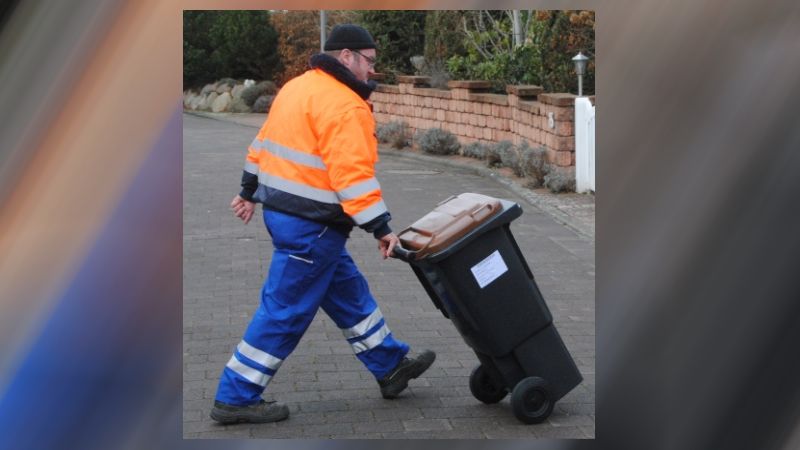 Müllwerker liefert Biotonne an. | Foto: ein