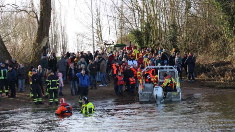 Fünf wagemutige Feuerwehrkameraden stiegen in Überlebensanzügen in die kalten Fluten und ließen sich vom Boot aus „retten“. | Foto: ein
