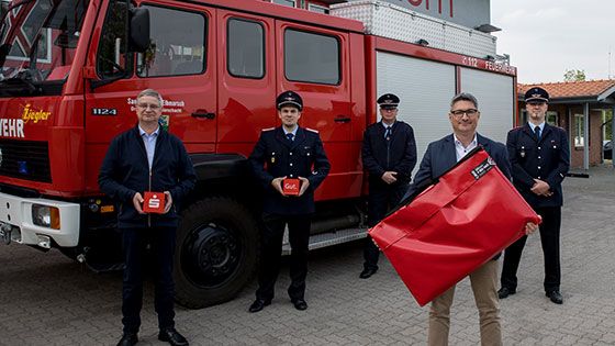Günter Stehr (von links, 1. Vorsitzender des Fördervereins der Fw Oldershausen), Gerrit Krepinsky, Ortsbrandmeister der Fw Marschacht, Andreas Schlicht (Stellvertretender Ortsbrandmeister der Fw Oldershausen), Stefan Bültemann (Beratungscenter-Leiter der Sparkasse in Marschacht) und René Krumstroh (Stellvertretender Ortsbrandmeister der Fw Tespe). | Foto: ein