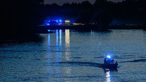 Gut 90 Minuten suchten die Einsatzkräfte auf der Elbe bei Geesthacht nach dem Schlauchboot und seinem Insassen. | Foto: JOTO