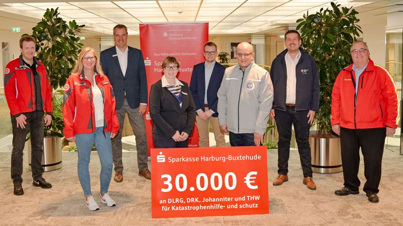 Lennart Jürgens (von links), Zugtruppenführer Johanniter Regionalverband Harburg, Britta Sahr, Dienststellenleiterin Johanniter Ortsgruppe Stade, Andreas Sommer (Vorstandsvorsitzender Sparkasse Harburg-Buxtehude, Gitta Wehde, stv. Vorsitzende DLRG Ortsgruppe Buxtehude, Henrik Quast, stv. Vorsitzender DRK-Ortsverein Buxtehude, Stephan Glinicki, 1. Vorsitzender Förderverein des THW Buxtehude, Oliver Voß, Kreisbereitschaftsleiter DRK- Kreisverband Harburg-Land und Matthias Groth, Bezirksleiter DLRG-Bezirk Nordheide. | Foto: Niels Kreller