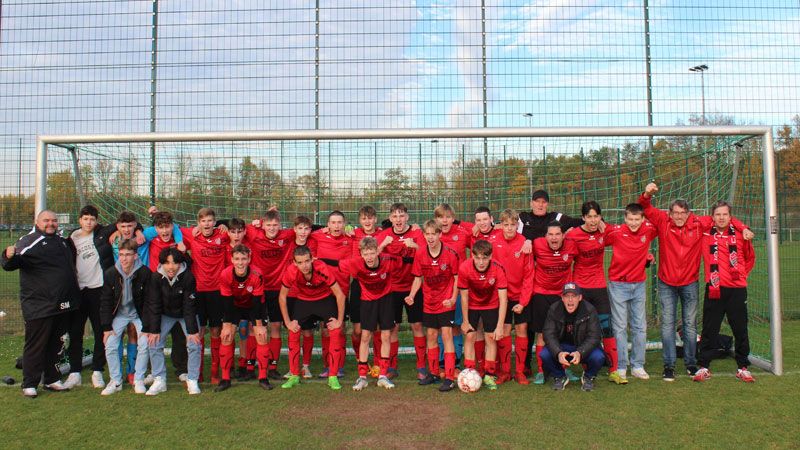 Ausgelassene Freude beim Meister- und Trainerteam sowie vielen Fans des U-16-Teams vom TuS Fleestedt. | Foto: TuS Fleestedt