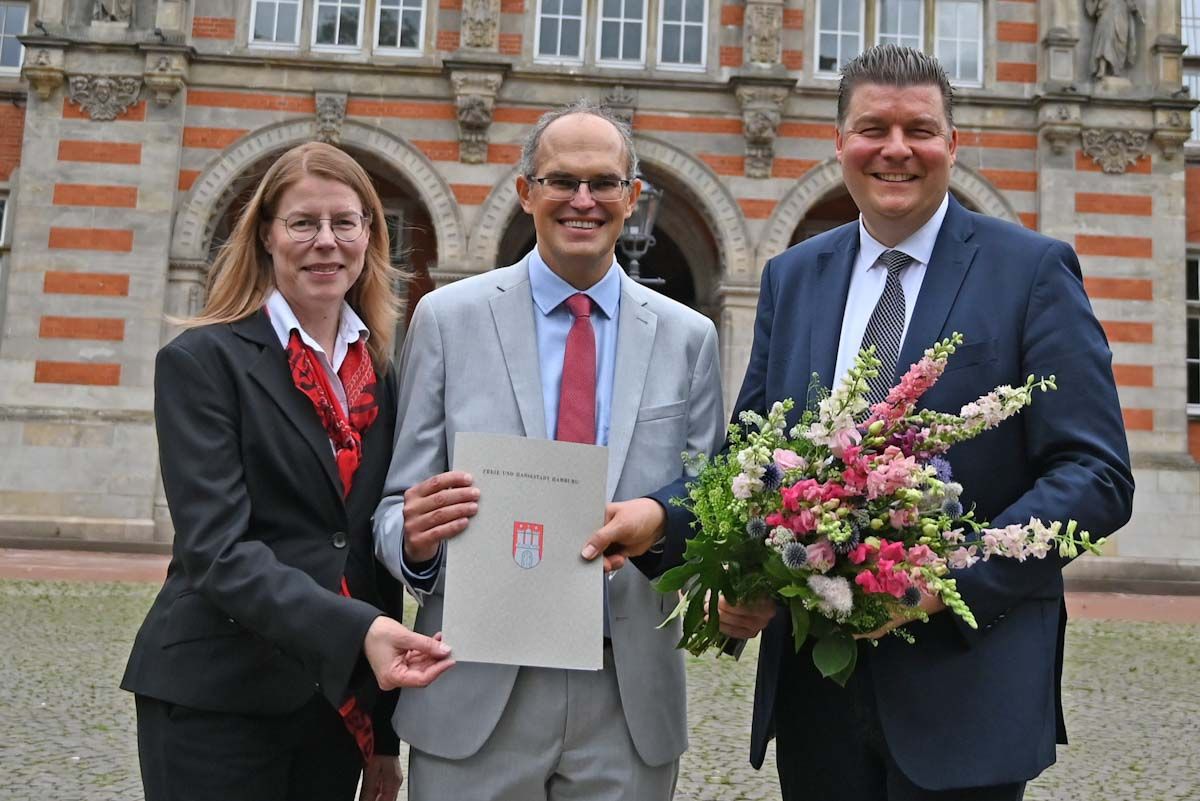 Christian Carstensen (Mitte9 ist neuer Haerburger Bezirksantsleiter. Senator Andreas Dressel und Sozialdezernentin Anke Jobmann gratulierten als erste. Foto: Lenthe-Medien