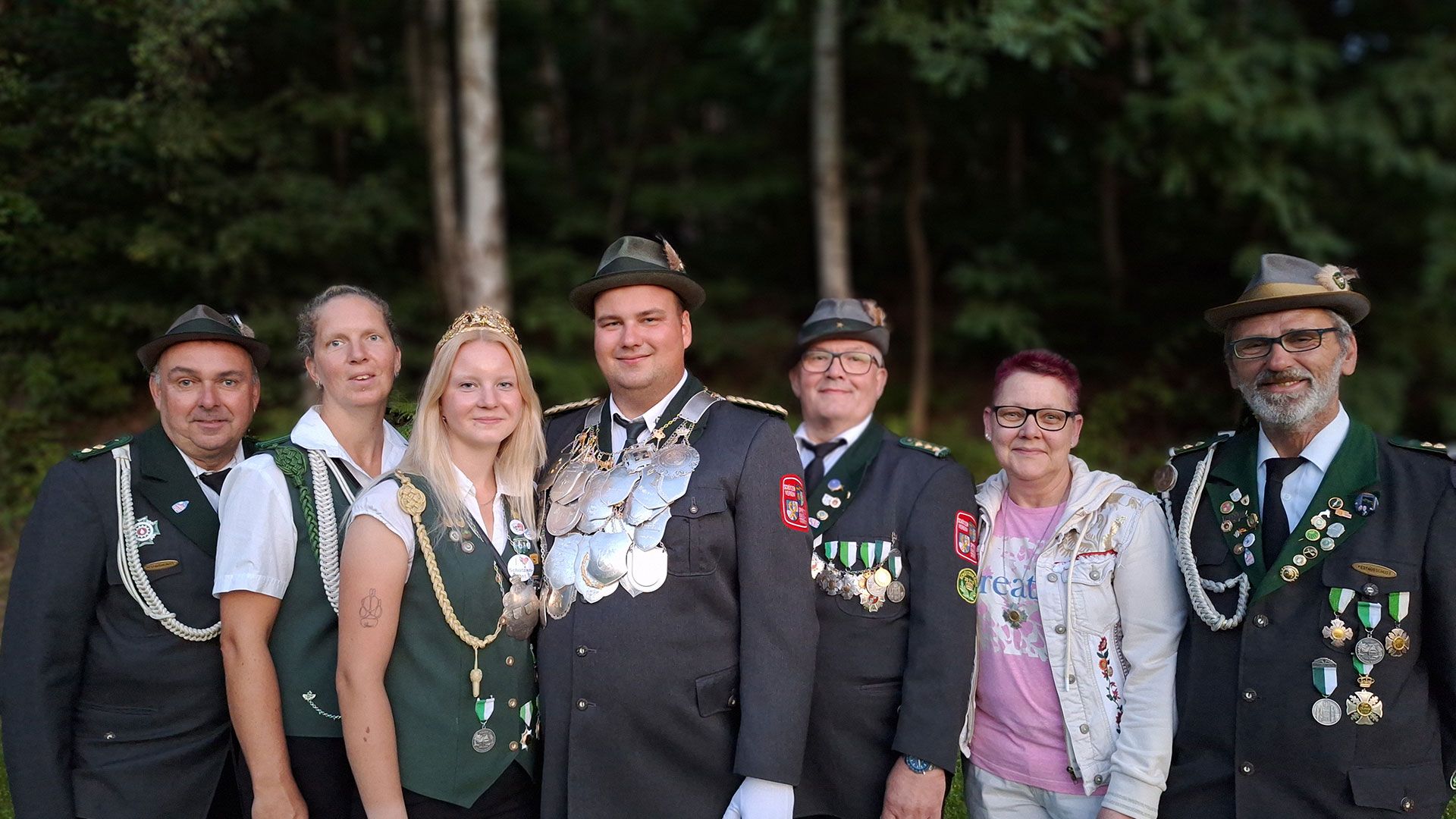 Die neue Königscrew in Sprötze-Kakenstorf: Yannik Warzecha "der Lebensretter" (Mitte), Thomas Goldberg (von links), Katharina Emme, König Yannik Warzecha, Königin Neeltje Bischel, Thomas und Nicole Heise und Frank Berkowsky. Foto: ein