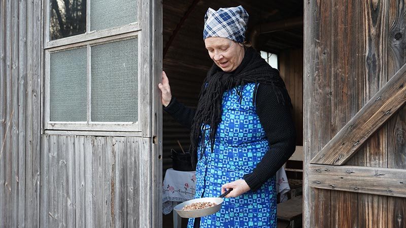 Der erste Sommer in Frieden am Kiekeberg:Flüchtlingsfrau in der Nissenhütte 1945. | Foto: FLMK
