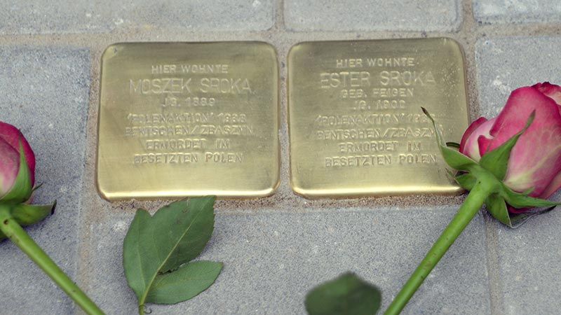 Acht neue Stolpersteine wurden am Sonntag von Gunter Demnig in Harburg verlegt - unter anderem für Ester und Moszek Sroka in der Wilstorfer Straße. | Foto: André Lenthe Fotografie