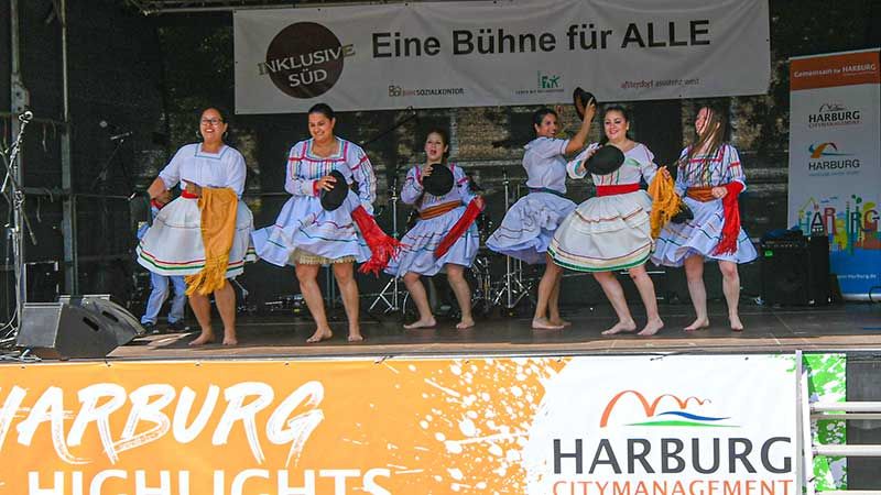Die bolivianische Folklore-Tanzgruppe „Kantuta“ begeisterte bei "Eine Bühne für alle" mit aufwendigen Kostümen und rhythmischer Musik. | Foto: Niels Kreller