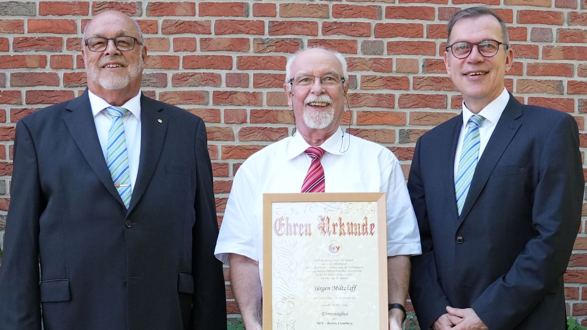 Jürgen Miltzlaff (Mitte) freut sich gemeinsam mit dem Bezirksvorsitzenden Christian Röhling (rechts) und dem Bezirksehrenamtsbeauftragten Heiko Wiehn über die Ernennung zum Ehrenmitglied des NFV-Bezirks Lüneburg. | Foto: Olaf Lahse
