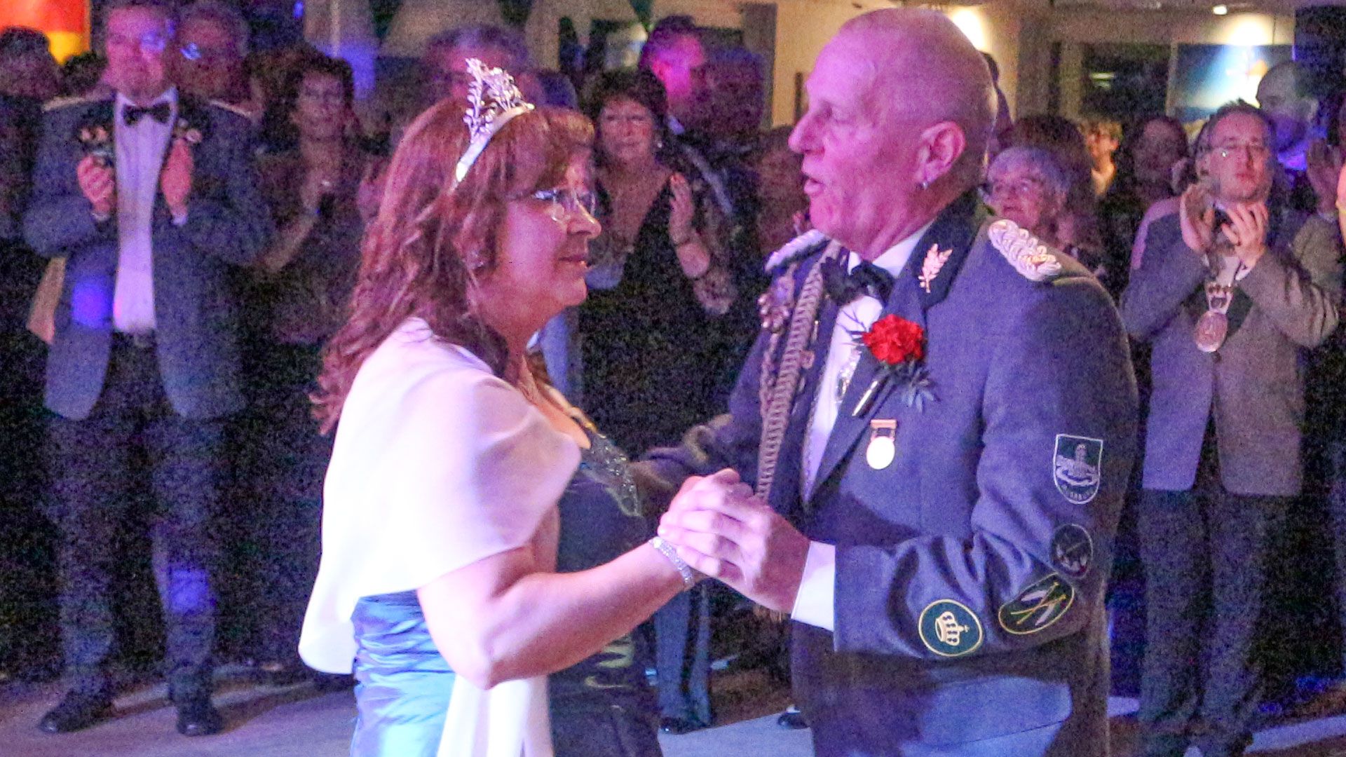 Moorburgs König Hans Georg "Schorschi" Wente eröffnete mit seiner Frau und Königin Gabriele die Tanzfläche. | Foto: Dirk Ammer