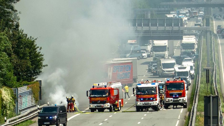 Kilometerlanger Stau durch einen brennenden PKW auf der A1 bei Hollenstedt am Freitag. Foto: JOTO