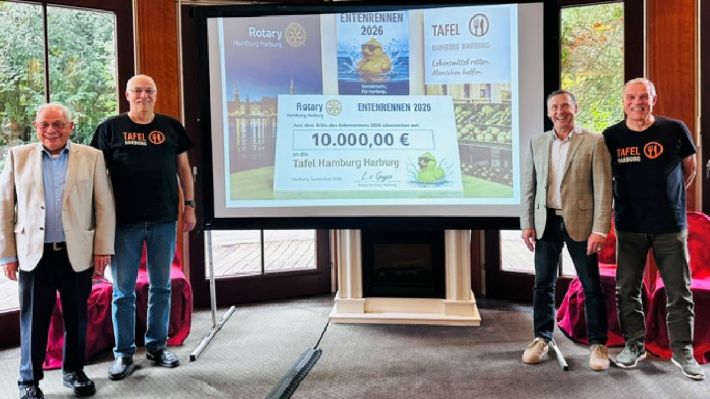 Scheckübergabe der Rotarier an die Tafel Harburg: v.l. „Entenvater“ Michael Witthöft, Wolfgang Naujoks (Harburger Tafel), Rotary-Präsident Bert Stoklossa sowie Thomas Rohde (Harburger Tafel). Foto: Rotary-Club Hamburg-Harburg