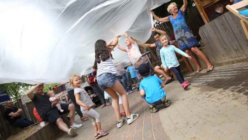 Sommerfest mit Sprühregen-Folie: Kita-Leiterin Meike Petersen (rechts). | Foto: ein