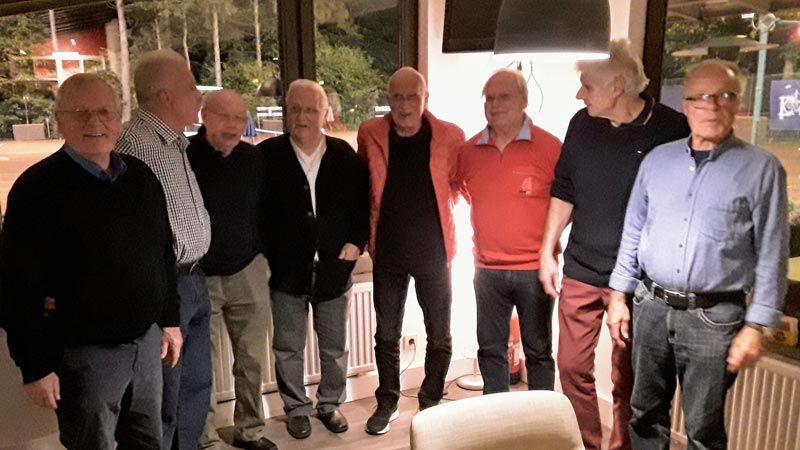 Auch diese acht ehemaligen Spieler aus der Aufstiegsmannschaft 1964 waren beim 11. Legenden-Treffen auf dem Marmstorfer Rabenstein dabei: Kurt Dierks (von links), Ulf Reder, Ewald Schiemann, Heinz Kohnen, Horst Offenhauser, Edgar Puchmüller, Peter "Piet" Kuhlmann und Hein Nachtigall. Aus diesen Legenden wurden als HSC-Team die Seniorenpokalsieger 1987. | Foto: ein