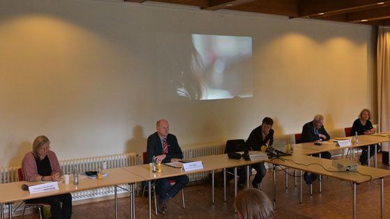 Auf einer Pressekonferenz nahmen Landeskirche, Kirchenkreis und Gemeinde zum Missbrauch Stellung (: v.L.: Claudia Chodzinski, Dirk Jäger, Benjamin Simon-Hinkelmann, Dr. Rainer Mainusch, Katharina Behnke). Katarina Sörensen war per Video zugeschaltet. | Foto: Niels Kreller
