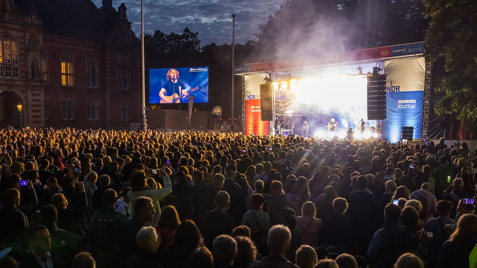 Auf dem Harburger Rathausplatz gab es am Samstag Festivafeeling zu spüren. | Foto: Axel Herzig
