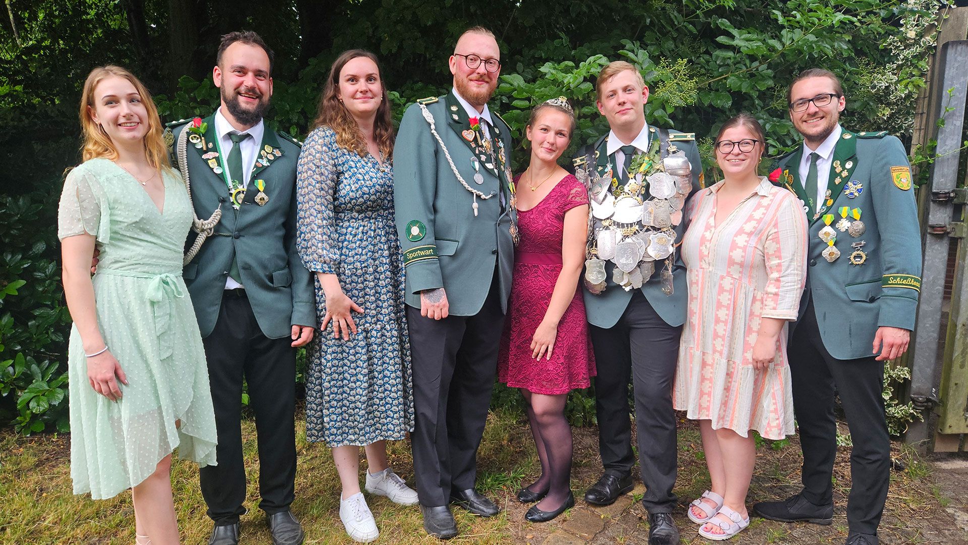 Die neue Vahrendorfer Königscrew: Merle Corleis (von links), Nils Schröder, Helena und Florian Cordes, Janja Schleier, Leroy Tiede, Hannah Plachetka und Jan Wagner. | Foto: SV Vahrendorf
