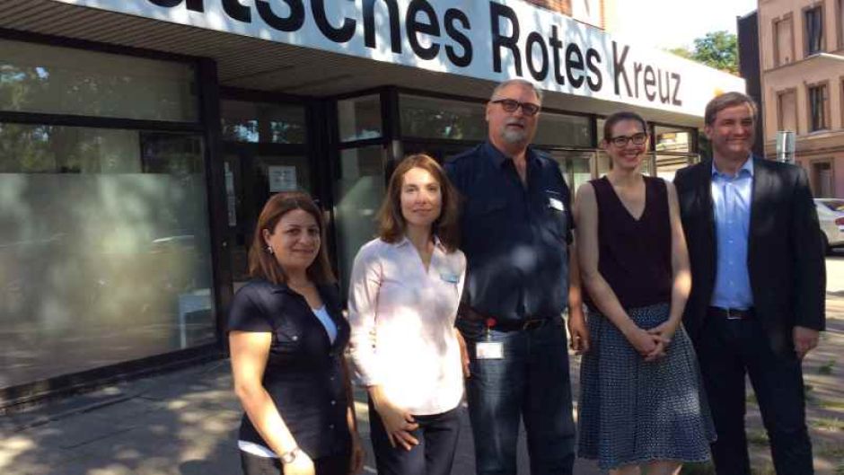 In der Migrationsberatung für erwachsene Zuwanderer des DRK Harburg unterstützen Natalia Lukin (re.) und Lusine Dietsch Neubürger bei der Integration. | Foto: ein