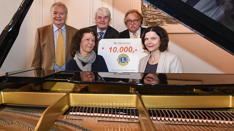 Im Harburger Rathaus übergaben Dr. Eckhard Donner, Dr. Hajo Gehrckens und Gerhard Gooßen (stehend v.L.) vom Lions-Club Hamburg-Harburger Altstadt im Beisein von Patin und Bezirksamtsleiterin Sophie Fredenhagen (vorne rechts) 10.000 Euro an Monika May vom Kennedy-Haus. | Foto: Niels Kreller