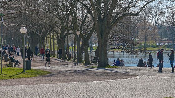 Die Sonne lockte am Wochenende - wie hier an der Außenmühle - die Menschen nach draußen. Im Großen und Ganzen wurden die Abständsverfügungen aufgrund der Corona-Pandemie eingehalten. | Foto: Niels Kreller